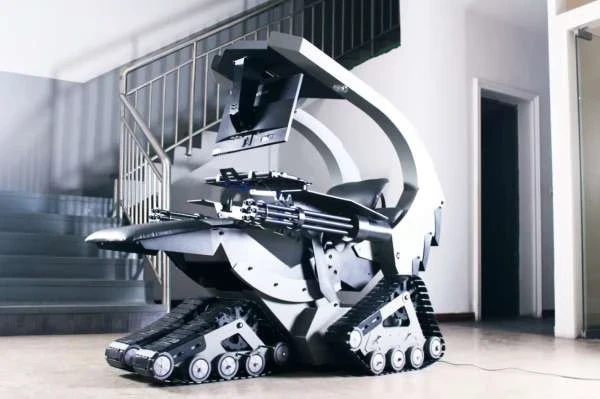 Компания Cluvens представила компьютерное кресло в необычном исполнении — в виде «боевой станции» на гусеничном ходу – Архив статей
